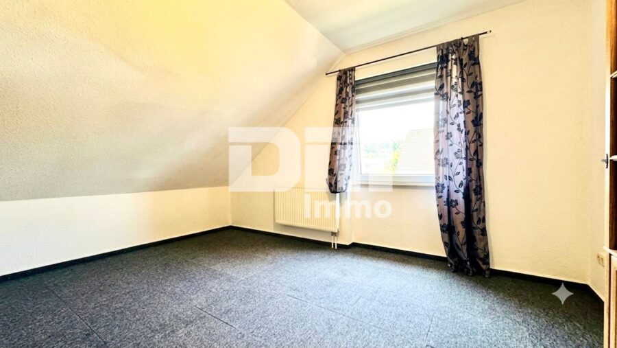 (R)erserviert!!!Exklusive Dachgeschosswohnung mit Balkon & Garage in gefragter Lage der Eichwaldsiedlung - DG Kind / Gäste / Büro